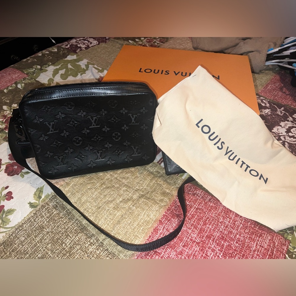 Medium sized Louis Vuitton bag in the color black.